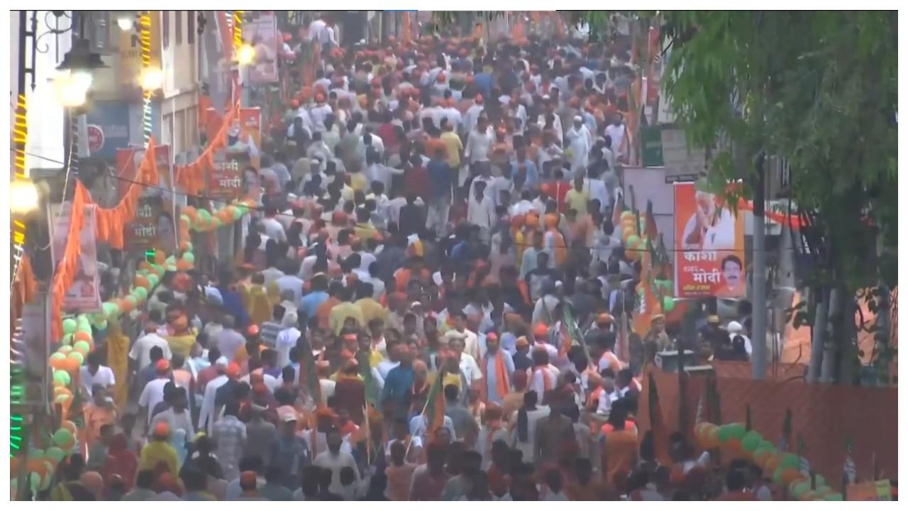 The roadshow started from Malviya Chauraha in Lanka and will end at Kashi Vishwanath Temple